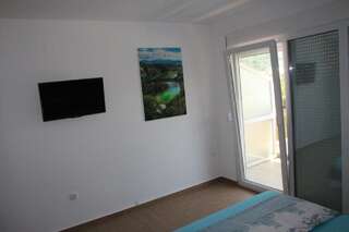 Гостевой дом Zigovic Apartmani Бар Номер с кроватью размера «queen-size» и видом на бассейн-3