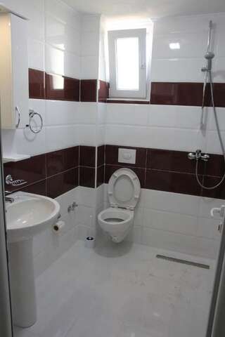 Гостевой дом Zigovic Apartmani Бар Семейный номер с террасой-4