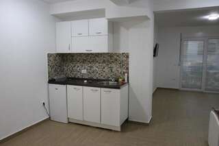 Гостевой дом Zigovic Apartmani Бар Люкс, вид на сад-3